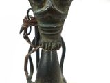 figurine en bronze représentant un homme coiffé d'un chapeau