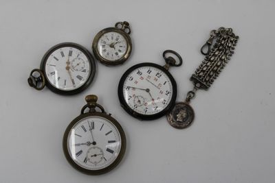Quatre types différents de montres de poche sont exposés sur un fond blanc
