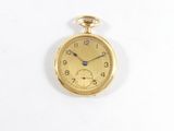 une montre de poche en or avec une chaîne, posée sur une surface blanche