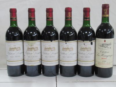 six bouteilles de vin sont alignées sur une table