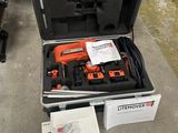 une trousse à outils dans une mallette posée par terre