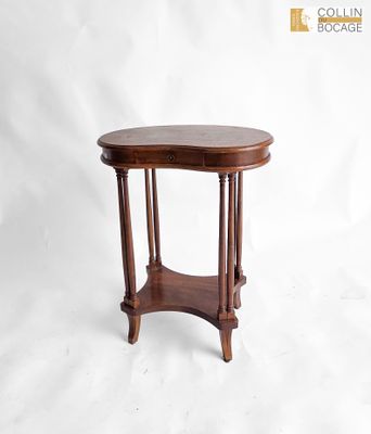 gros plan d'une table avec un plateau en bois sur fond blanc