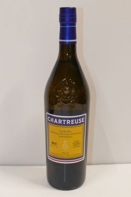une bouteille de vin posée sur une table