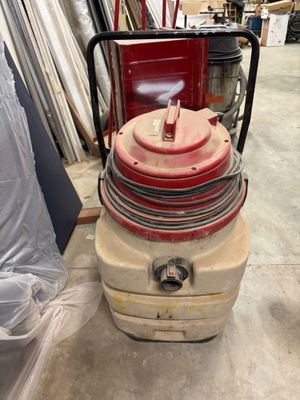 une pile de bagages posée sur un chariot dans un entrepôt
