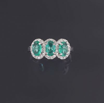 bague à trois pierres en émeraude et diamant