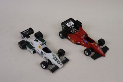 deux petites voitures posées sur une table