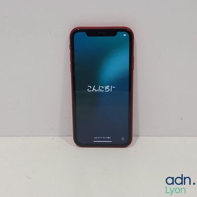 l'arrière d'un iPhone X rouge posé sur une table blanche