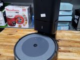 un robot posé sur une table en bois