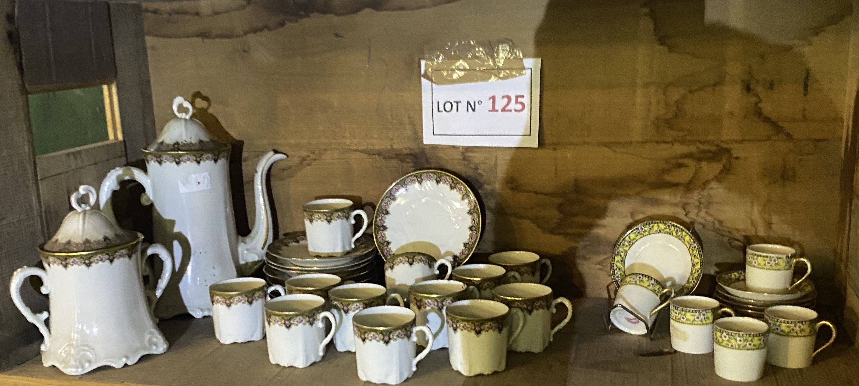 Bonnes parties de services à café et en porcelaine de Limoges dt petit modèle dit à Moka (Robert Haviland et Le Tanne...