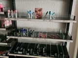 beaucoup de produits de maquillage sur les étagères de la pièce