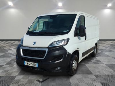 la camionnette blanche est garée sur le sol en damier d'une pièce