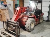 un chariot élévateur garé dans un garage