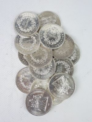 une pile de pièces de monnaie posée sur une table blanche