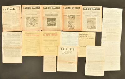 plusieurs pages de vieux journaux français posées sur une table