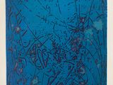 une image représentant une peinture bleue et noire sur un mur blanc