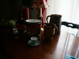 une table en bois sur laquelle sont posées des tasses et des soucoupes