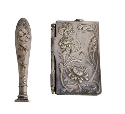 une cuillère en argent et un étui en argent sur fond blanc
