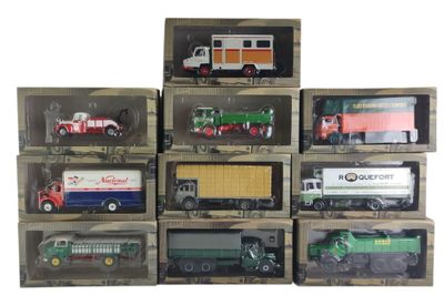 de nombreux camions miniatures dans une boîte, sur fond blanc