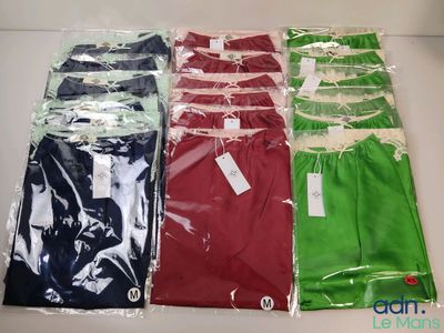 quatre paires de sous-vêtements pour hommes sont emballées dans des sacs en plastique