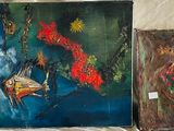 trois tableaux exposés sur une table