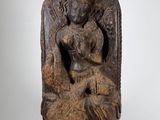 l'image d'une statue représentant une femme tenant un enfant dans ses bras
