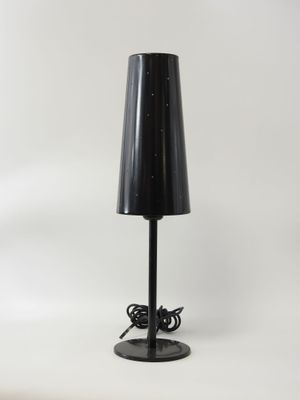 lampe de table noire avec un abat-jour noir sur fond blanc