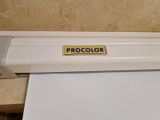 une pancarte portant l'inscription « Procolor » sur la porte des toilettes