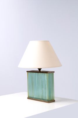 une lampe posée sur une table
