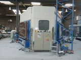 une grosse machine qui se trouve au milieu d'un bâtiment