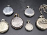 de nombreux types de montres de poche sur la table