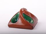 un étui en cuir marron contenant un verre vert