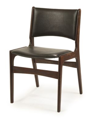 une photo d'une chaise en bois dont l'assise est recouverte de cuir noir