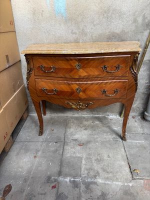 une petite commode dans le coin d'une pièce