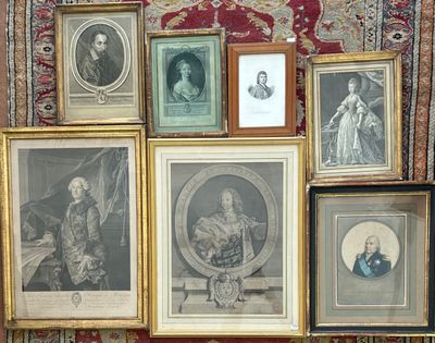 de nombreuses photos encadrées de personnes sur un tapis rouge