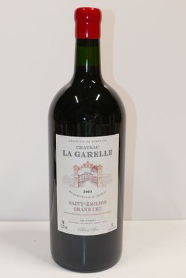 une bouteille de vin posée sur une table