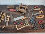 de nombreux outils de menuiserie de toutes sortes posés sur une table
