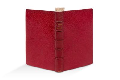 un livre rouge surmonté d'une reliure dorée