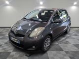 une photo d'une Toyota Yaris garée dans un garage