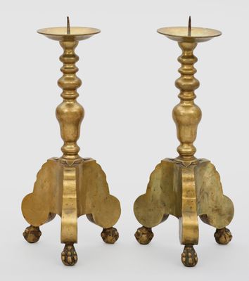 Autel en bronze, avec des couleurs vives. La pierre de taill…