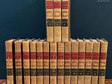 plusieurs livres sont empilés sur une table