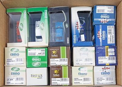 une boîte remplie de gadgets électroniques et d'autres gadgets électroniques