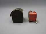 deux bagages posés l'un à côté de l'autre sur une table