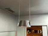 une lampe suspendue au plafond de la cuisine