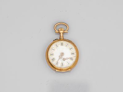 une montre de poche ancienne en or avec des chiffres romains et des chiffres romains
