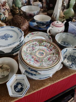 plusieurs assiettes et bols sur une table avec une nappe rouge