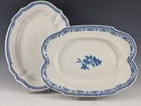 deux assiettes bleues et blanches ornées de fleurs, posées sur une table