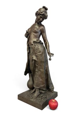 statue d'une femme tenant une pomme, sur fond blanc