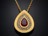 un pendentif en or jaune serti d'un rubis et de diamants