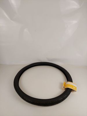 un anneau en caoutchouc noir sur une surface blanche, orné d'un ruban jaune