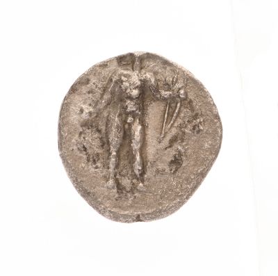 une vieille pièce d'argent sur laquelle figure un homme tenant une épée